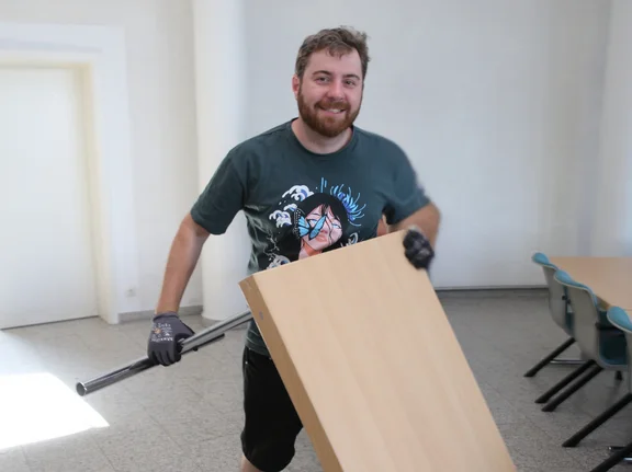 Andreas trägt einen Tisch