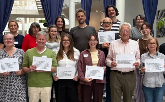 Was brauchen Menschen mit Demenz und ihre Angehörigen? (Foto: UW/H) Man sieht die Projektgruppe, die gemeinsam den Abschluss des Projekts ParGenDA feiern.