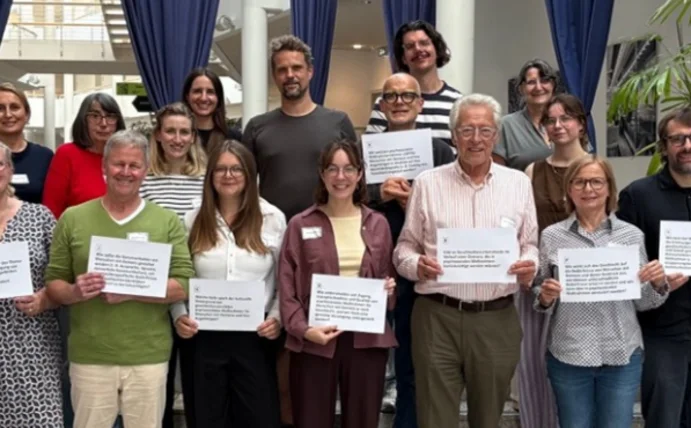 What do people with dementia and their families need? (Photo: UW/H) Here you can see the project team celebrating the completion of the ParGenDA project together.