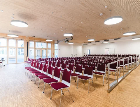 Event hall of the UW/H (Photo: UW/H | Johannes Buldmann) Image of a large room with rows of chairs