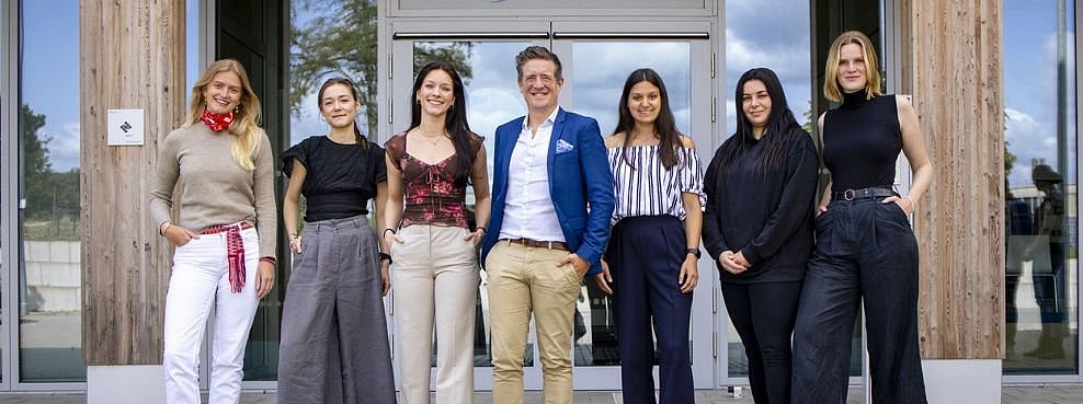 Mit dem EXIST-Women Stipendium unterstützt die UW/H angehende Unternehmerinnen auf dem Weg zum eigenen Start-up. (Foto: UW/H) Gruppenbild der Stipendiatinnen und des Organisationsteams