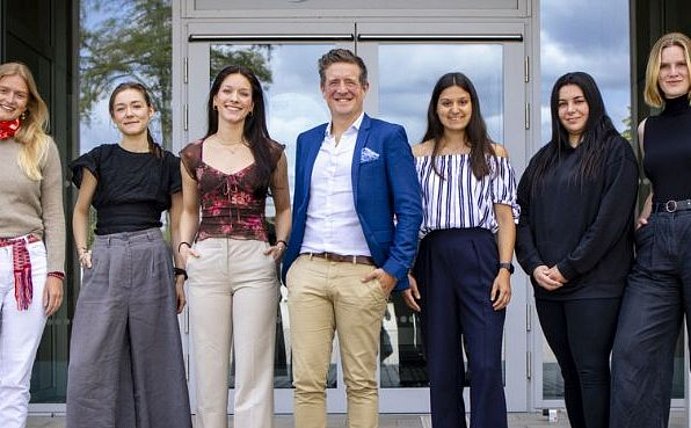 With the EXIST-Women scholarship, the UW/H supports aspiring female entrepreneurs on their way to their own start-up. (Photo: UW/H) Group photo of the scholarship holders and the organisation team