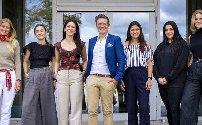 Mit dem EXIST-Women Stipendium unterstützt die UW/H angehende Unternehmerinnen auf dem Weg zum eigenen Start-up. (Foto: UW/H) Gruppenbild der Stipendiatinnen und des Organisationsteams