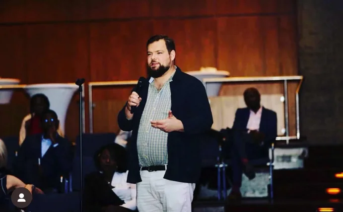 Eine Person am Mikrofon