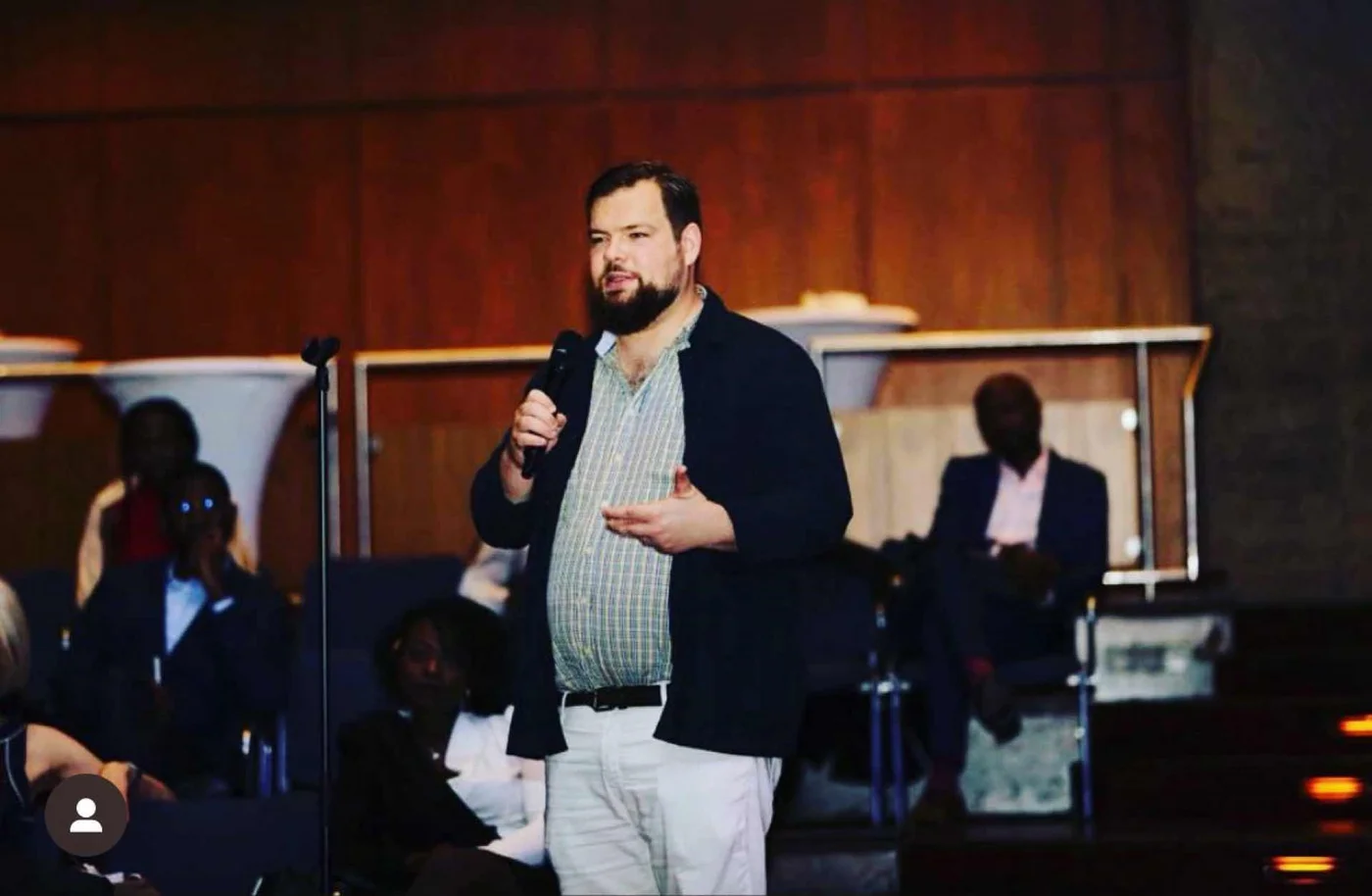 Eine Person am Mikrofon