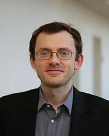 Prof. Dr. Patrick Broska (Foto: UW/H) Porträtbild eines Mannes