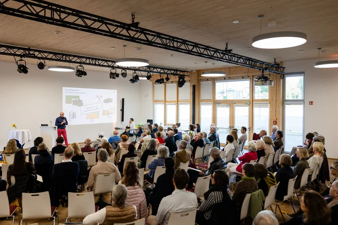 Teilnehmer des 1. Kongress zur Systemischen Aufstellungsarbeit 2024