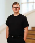 Maximilian Gill (Foto: Volker Wiciok | UW/H) Porträtfoto von Maximilian Gill