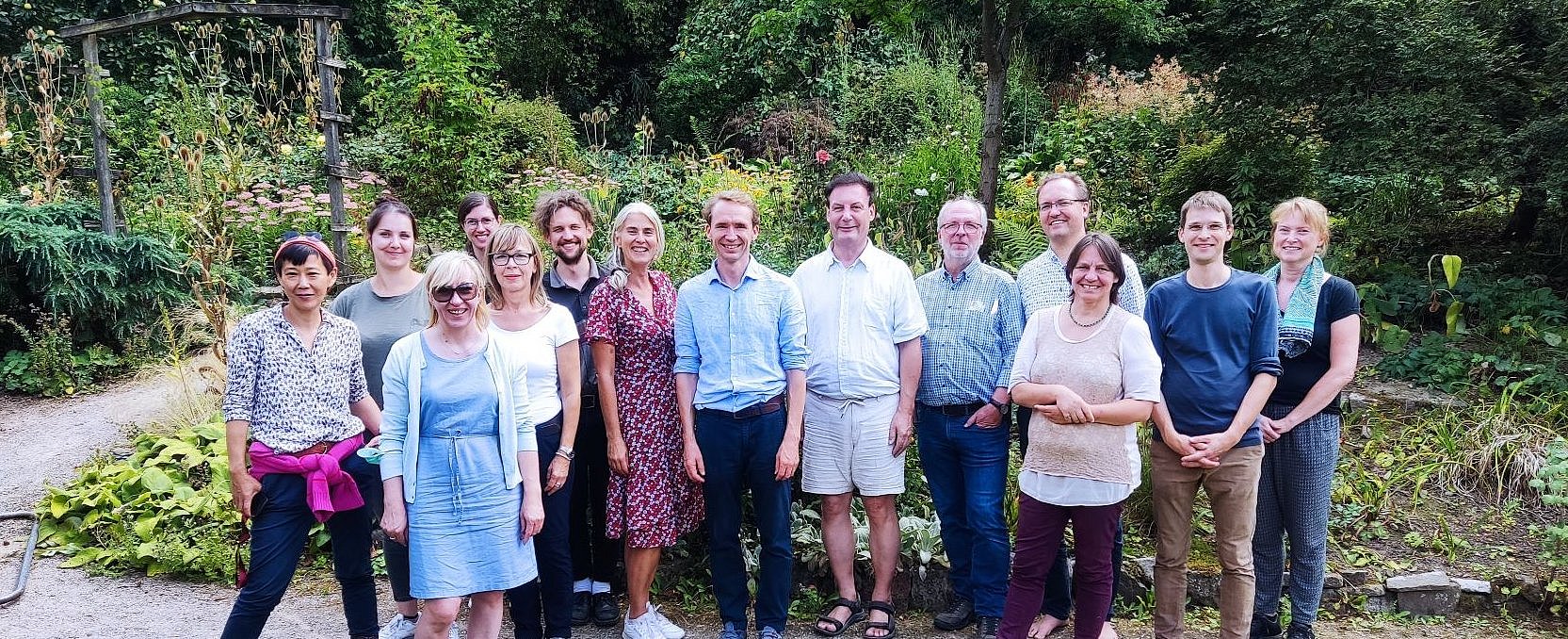 Das Team des GKLS 2022 (Foto: UW/H | Tobias Maurer) Gruppenfoto des GKLS in einem Garten