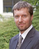 Univ.-Prof. Dr. Johannes Michalak (Foto: UW/H) Porträtfoto von Univ.-Prof. Dr. Johannes Michalak