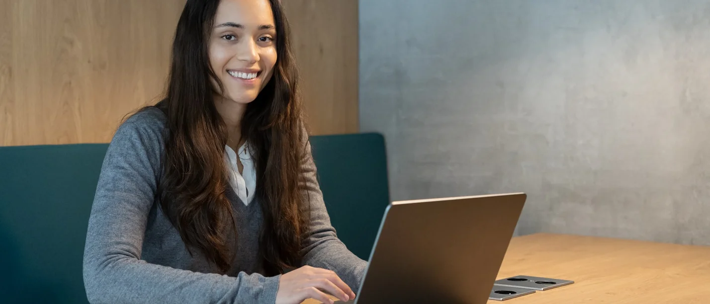 In unseren Online-Schnupperseminaren bekommen Studieninteressierte einen Einblick in das Psychologie-Studium an der UW/H. Bild einer Studentin mit Laptop.