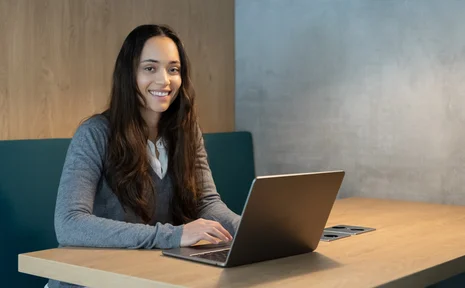 In unseren Online-Schnupperseminaren bekommen Studieninteressierte einen Einblick in das Psychologie-Studium an der UW/H. Bild einer Studentin mit Laptop.