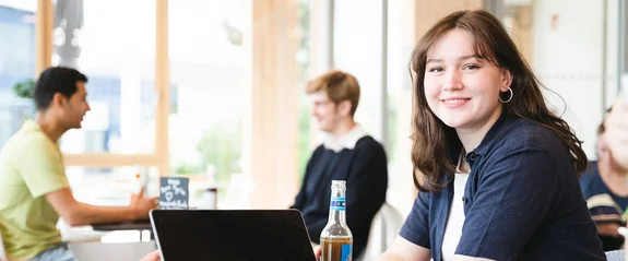 PPE (M. A.) an der UW/H studieren (Foto: UW/H | Johannes Buldmann) Studentin in PPE (M. A.) an der UW/H sitzt im Lernflur.