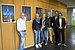 Der Wittener Fotoclub ObjektivArt96 stellt Bilder in der Zahnklinik der Universität Witten/Herdecke aus. (Foto: UW/H | Julian Kliem) Sechs Personen stehen vor einer Wand, an der Fotografien hängen.