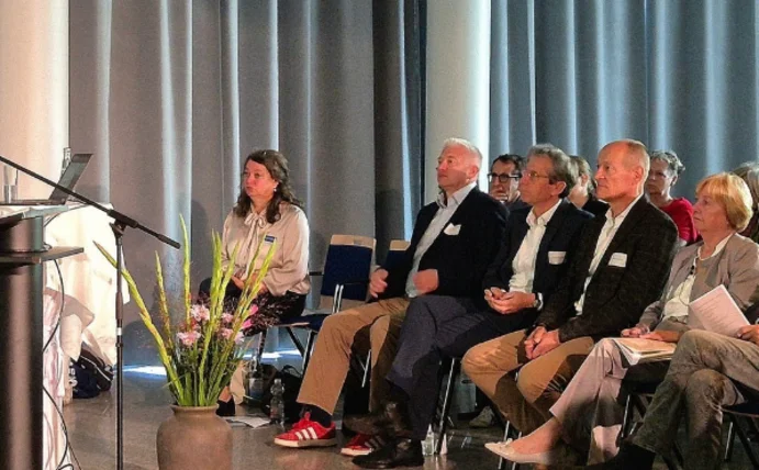 Rund 150 Gäste kamen an der Universität Witten/Herdecke zusammen, um auf drei Jahrzehnte Pflegewissenschaft zurückzublicken und über die Zukunft der professionellen Pflege zu diskutieren. (Foto: UW/H I Kristin Schütz) Prof. Dr. Margarete Halek spricht zu den Gästen der Jubiläumsfeier.