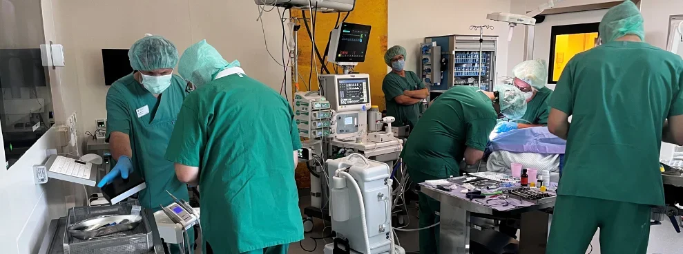 Aufnahme von Menschen in einem Zahnoperationssaal