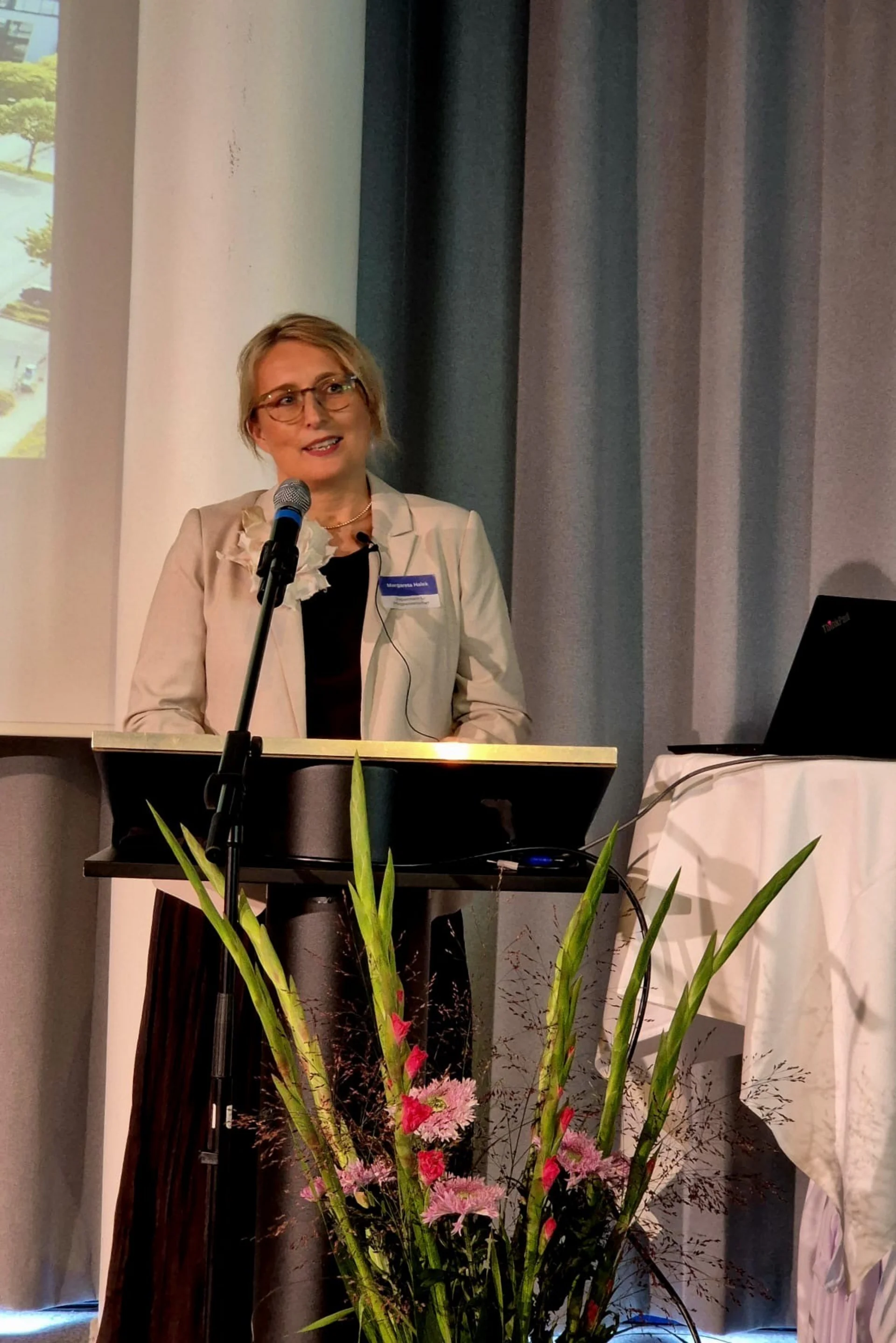 Margareta Halek (Foto: Kristin Schütz) Margareta Halek hält einen Vortrag
