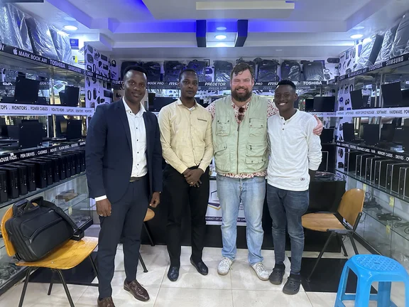 Vier Personen posieren in einem Geschäft.