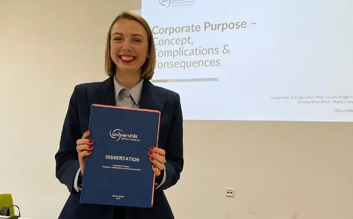 Nicole Steller hält ihre Dissertation in der Hand, die sie gerade erfolgreich verteidigt hat (Foto vom RMI)
