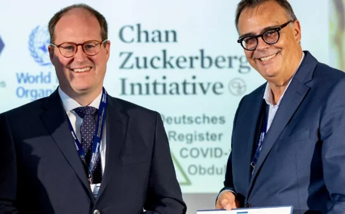 Drei Personen lächeln in die Kamera.