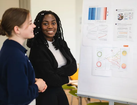 Bewirb dich für den Studiengang PPÖ – Philosophie, Politik und Ökonomik (B. A.) an der UW/H. (Foto: UW/H | Johannes Buldmann) Drei junge Menschen stehen vor einem Flipchart.