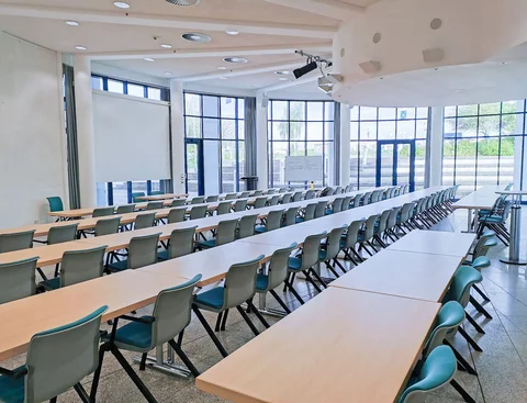 Tisch- und Stuhlreihen im Audimax der UW/H