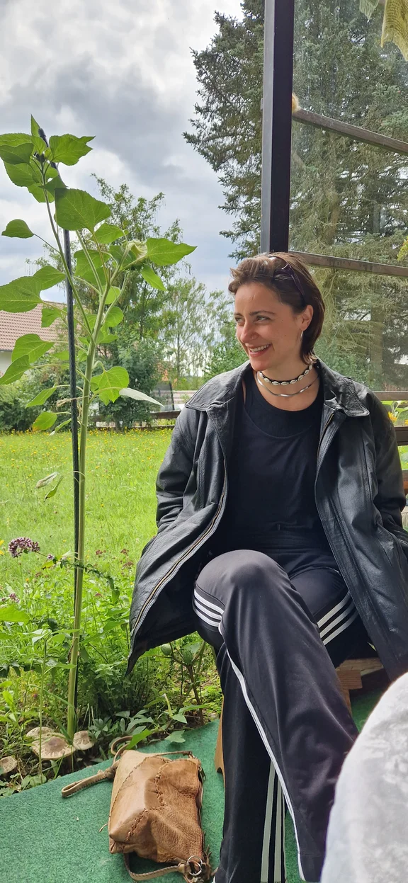 Porträtbild von Cara Wegerer im Grünen