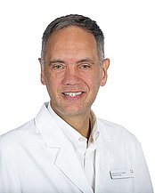 Prof. Dr. med. Dirk Bulian (Foto: Kliniken der Stadt Köln | Panousi) Porträtfoto von Prof. Dr. med. Dirk Bulian