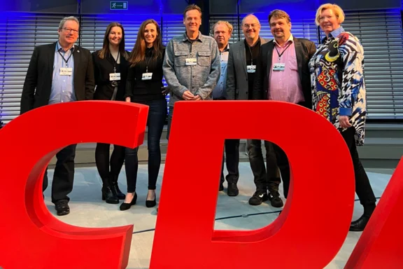 Acht Personen stehen hinter einem großen CDU-Aufsteller