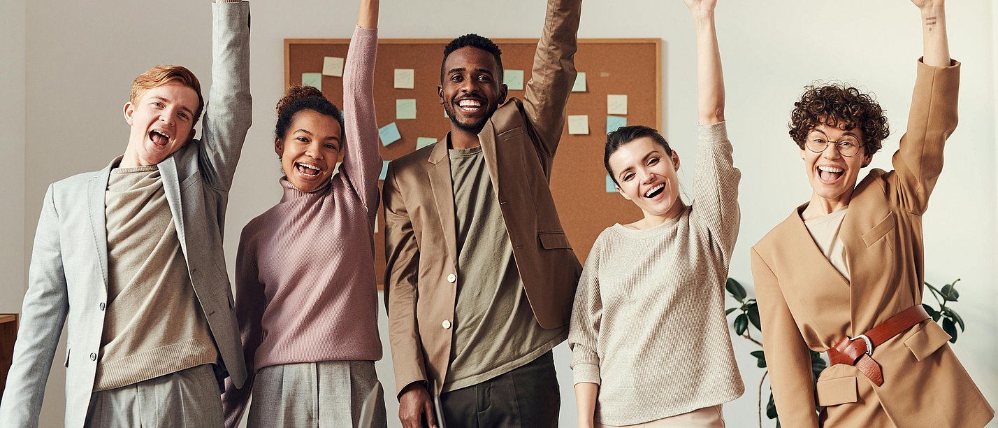 Symbolbild jubelnder Menschen 