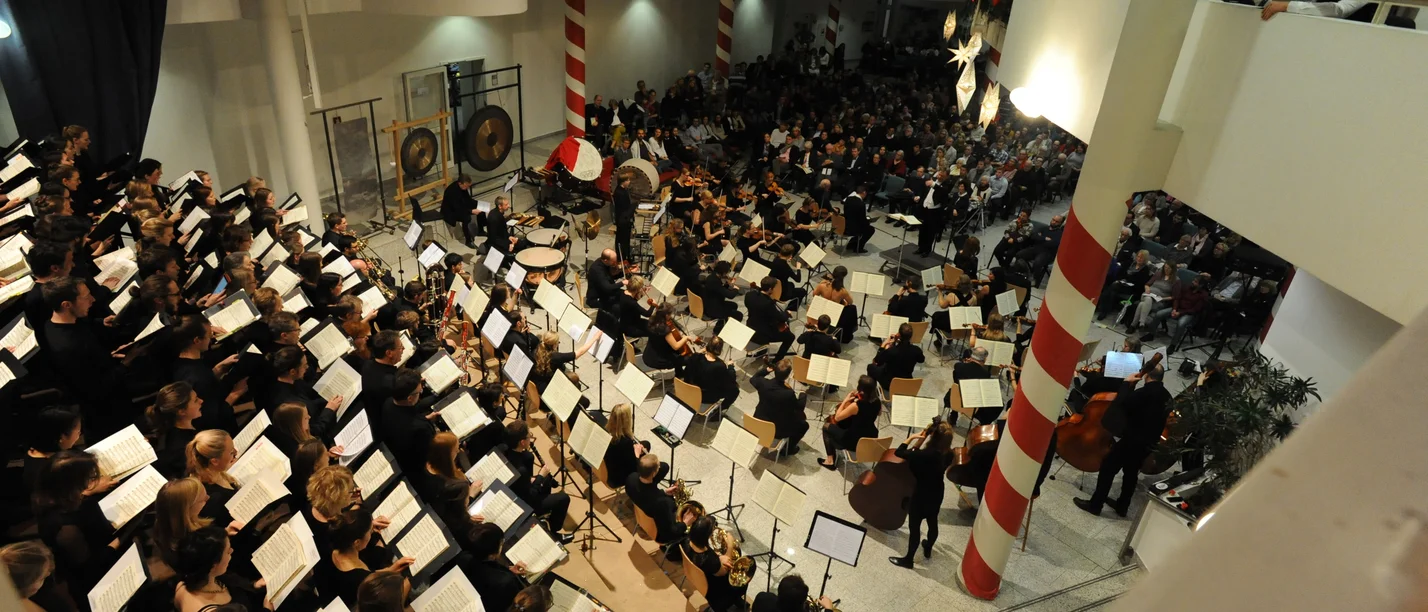 Traditional Christmas concert at the UW/H (Photo: UW/H) Bird's eye view of the university choir and orchestra