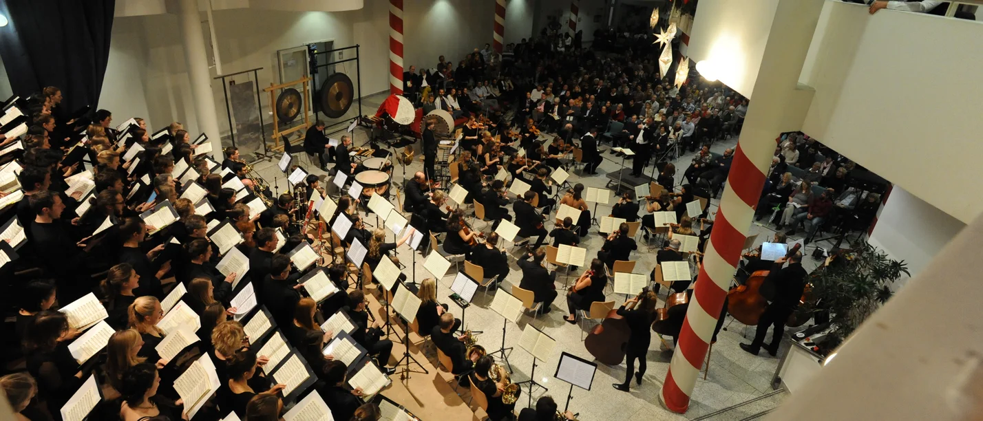 Traditionelles Weihnachtskonzert an der UW/H (Foto: UW/H) Vogelperspektive auf Chor und Orchester der Universität
