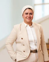  Porträtfoto von Dr. Dhouha Mejri