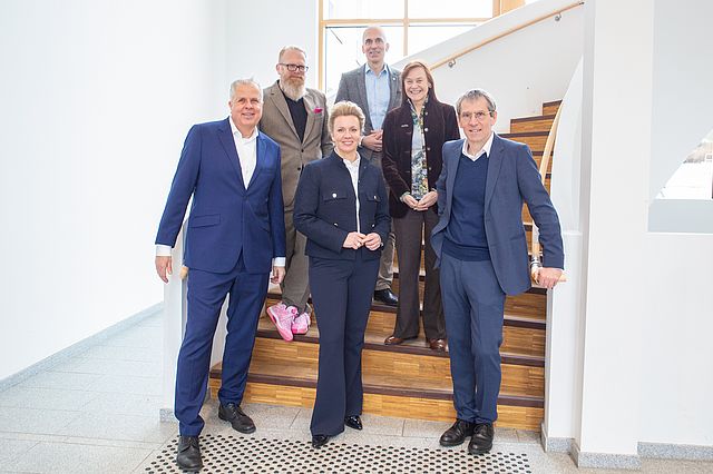 Gruppenbild des Präsidiums der Universität Witten/Herdecke mit Wissenschaftsministerin Ina Brandes.
