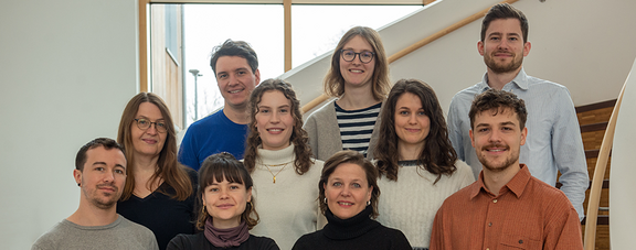 Das Team des Lehrstuhls für Klinische Psychologie und Psychotherapie III Gruppenbild mit weiblichen und männlichen Personen.