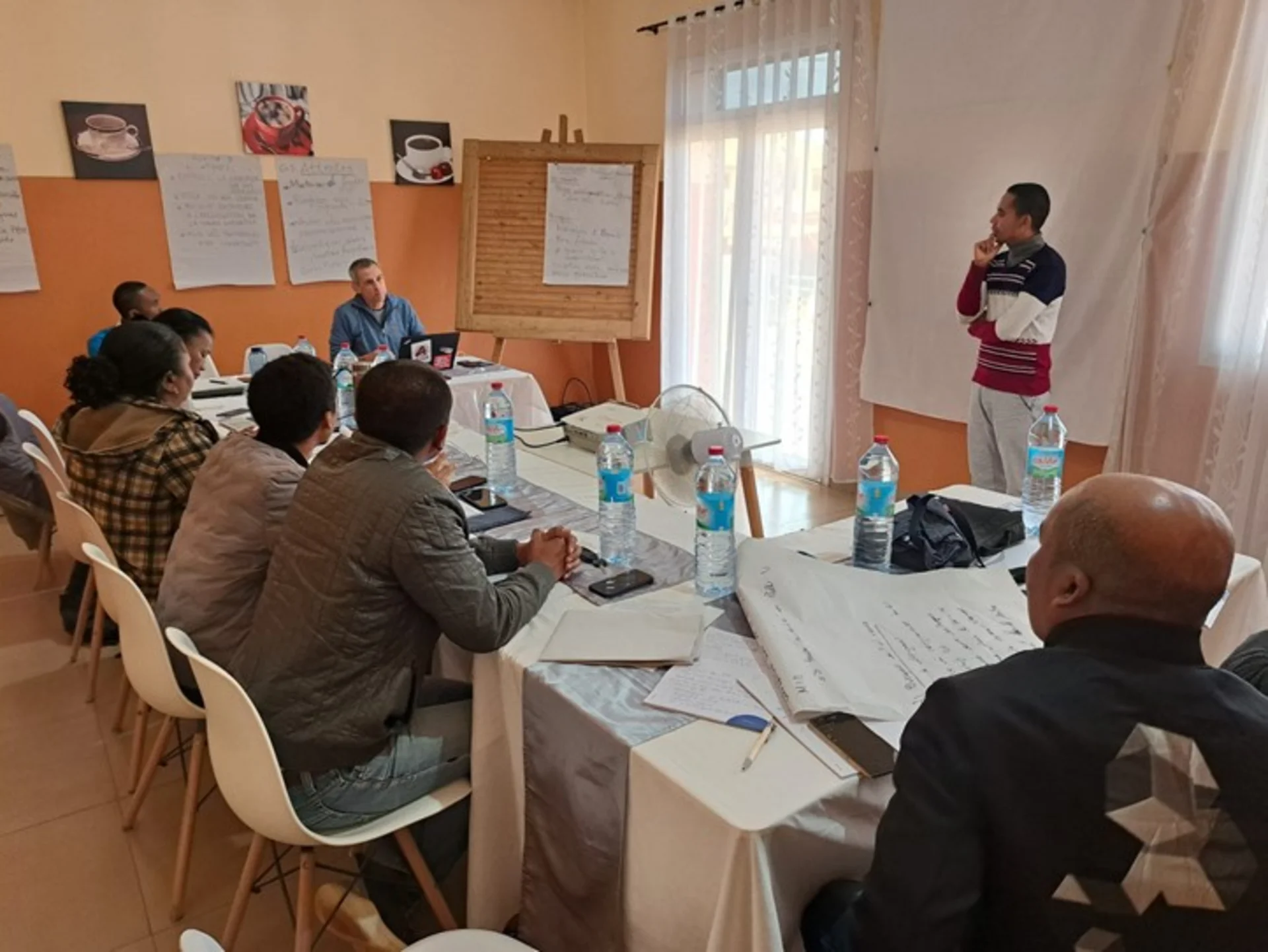 Mehrere Personen in einer Workshop-Situation