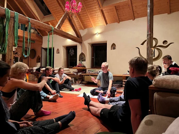 Studierende des Theaterkurses besprechen sich