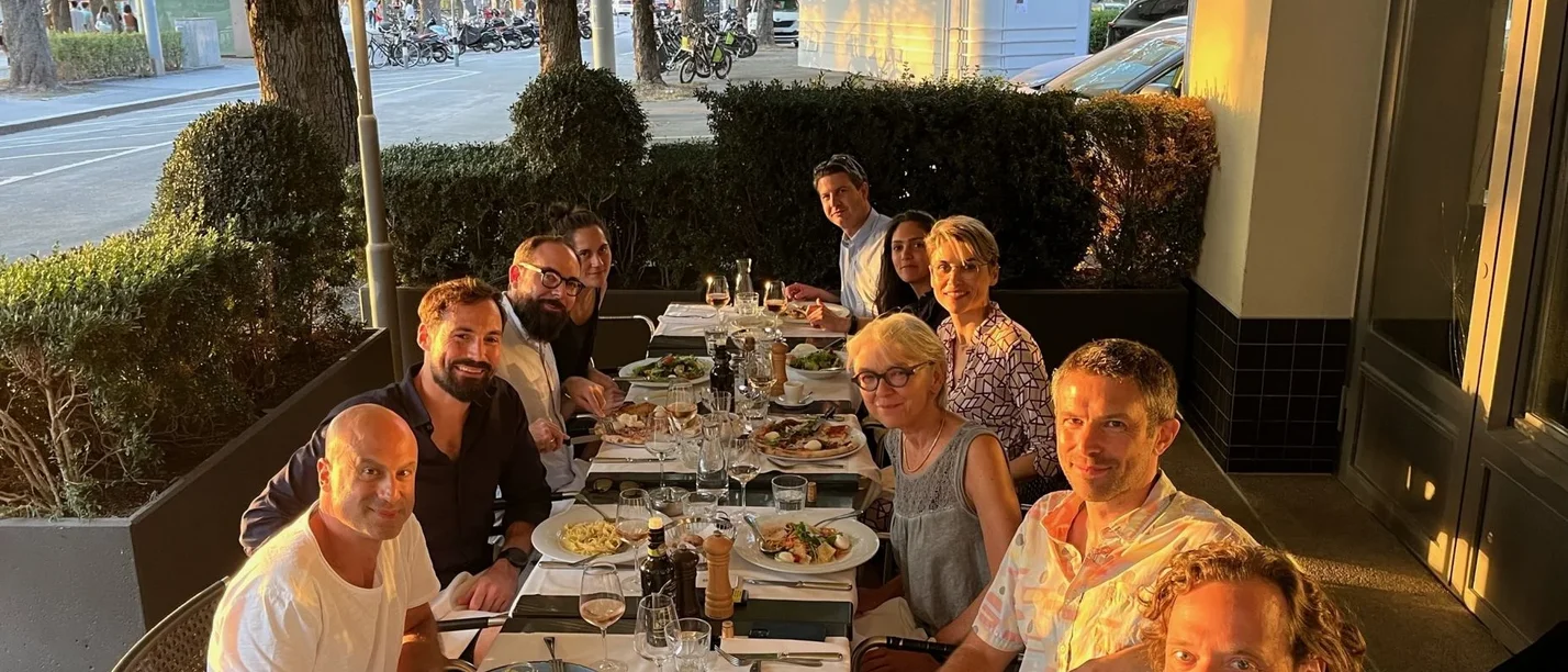 Regionalgruppentreffen der UW/H-Alumni (Foto: Privat) Eine Gruppe Menschen sitzt zum Essen auf einer Restaurantterrasse.