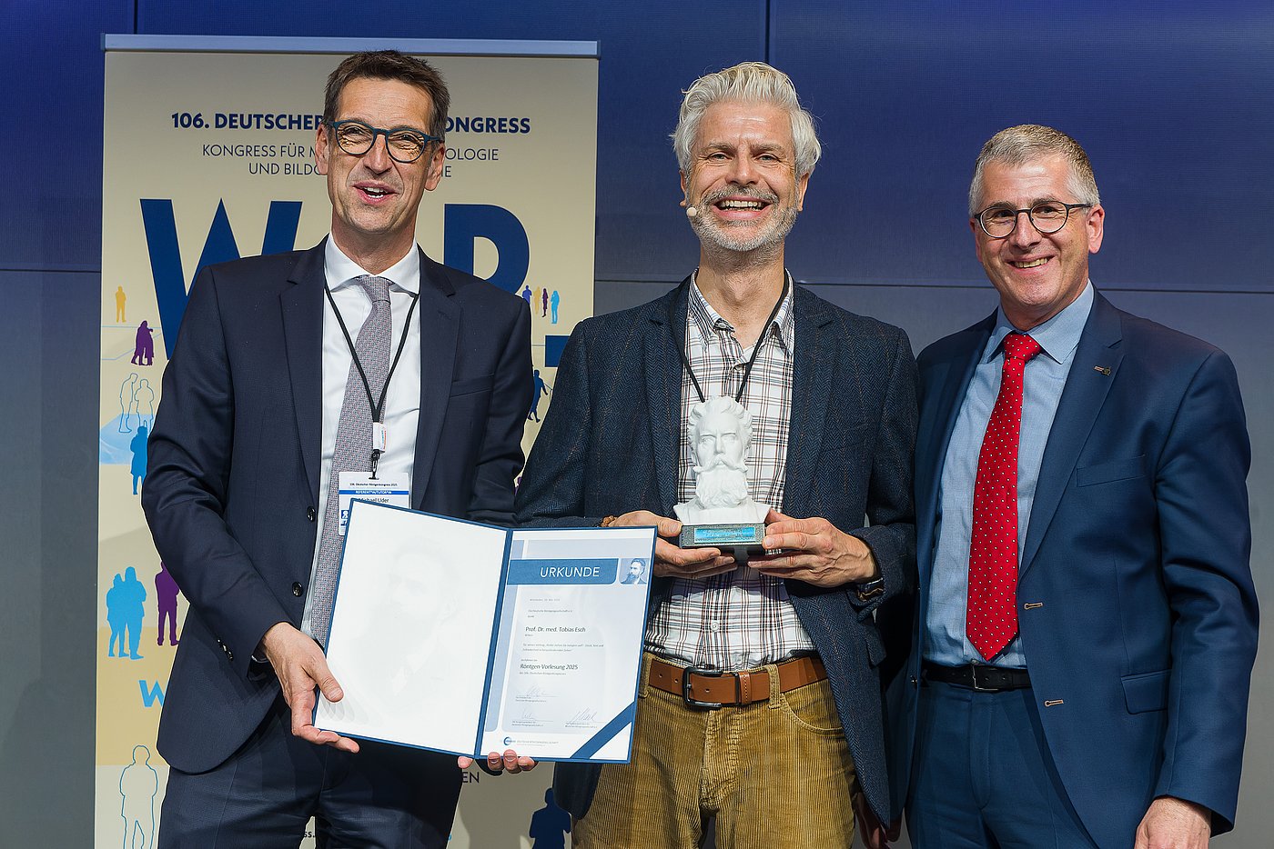 Das Foto zeigt die beiden Kongress-Präsidenten Prof. Dr. med. Michael Uder (l.) und Prof. Dr. med. Martin Mack (r.) mit Prof. Dr. med. Tobias Esch, UW/H (M.). Foto: Inga Godhusen | Deutsche Röntgengesellschaft