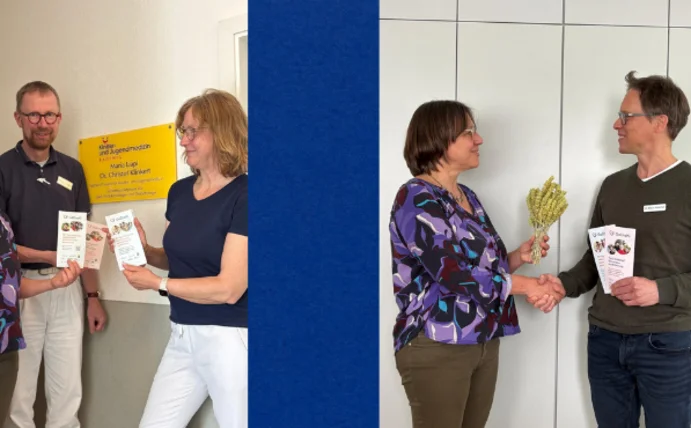 Eine Wissenschaftlerin der Uni gratuliert den beiden Praxisinhabern zu der Kooperation, sie lächeln in die Kamera und freuen sich.