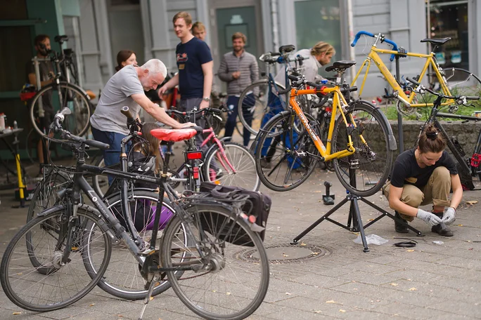 Radgeberin (Photo: Radgeberin) People repair their bikes