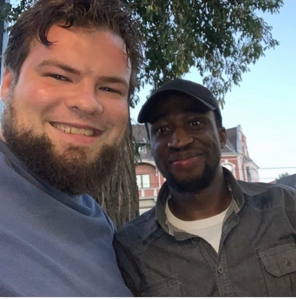 Zwei Personen machen ein Selfie