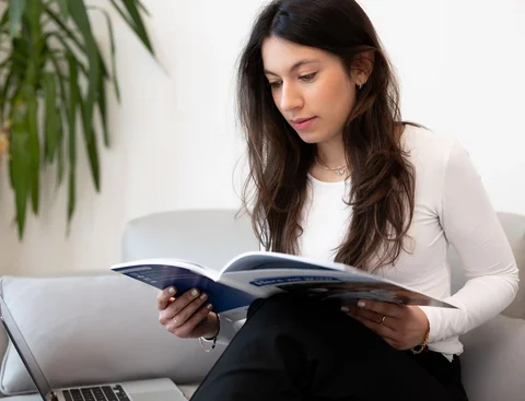 Für das PPE-Studium benötigst du als Nicht-EU-Bürger ein Visum (Foto: UW/H | Michael Schwettmann) Eine am Studiengang PPE interessierte Frau informiert sich in einer Broschüre.