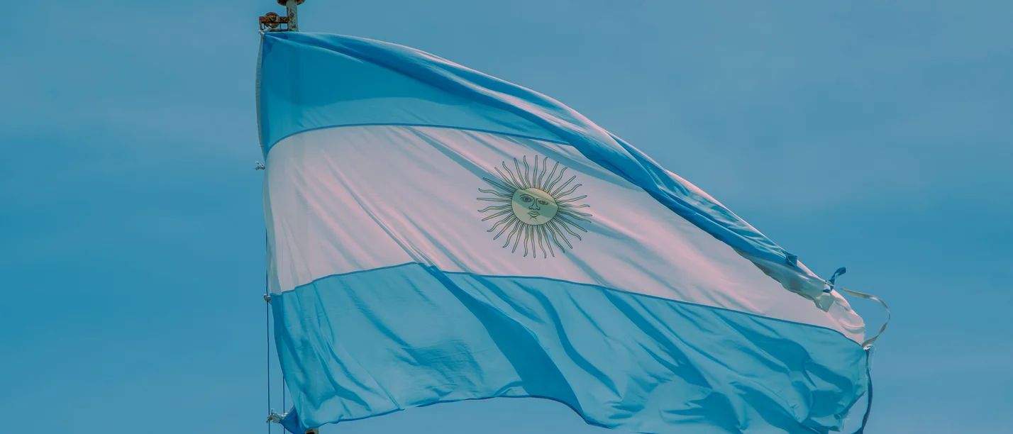 Das libertäre Experiment: Eine Bewertung der Regierung von Javier Milei in Argentinien (Foto: pexels | Eros Sack) Symbolbild der argentinischen Flagge