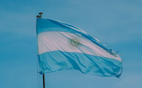 Das libertäre Experiment: Eine Bewertung der Regierung von Javier Milei in Argentinien (Foto: pexels | Eros Sack) Symbolbild der argentinischen Flagge