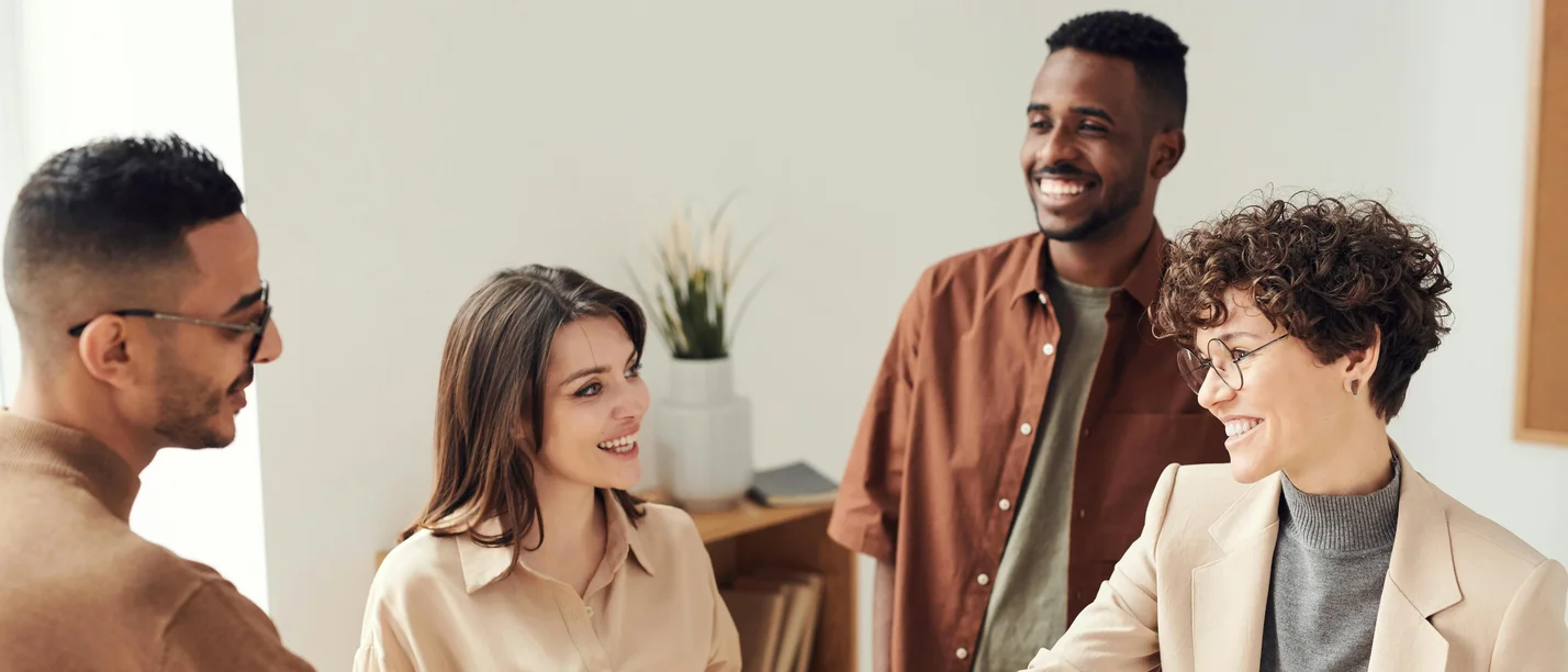 Bei der WIFU-Ringvorlesung im Dezember 2024 geht es um Ethik in Familienunternehmen. (Foto: pexels | fauxels) Vier junge Menschen stehen zusammen, zwei geben sich die Hand.