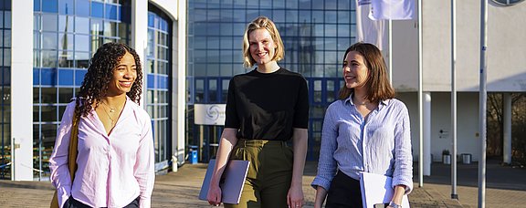 Die Initiative zum EXIST-Women Stipendium (Foto: UW/H / Felina Gust) Drei Frauen auf dem Campus der UW/H