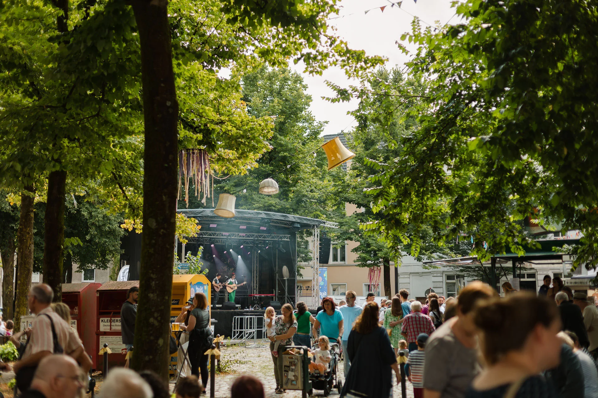Wiesenviertel Festival (Photo: Wiesenviertel e. V. | Dana Schmidt) A photo of a stage with an audience.