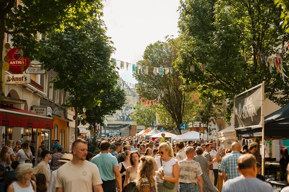 Foto von einer Menschenmenge auf einem Stadtfest.