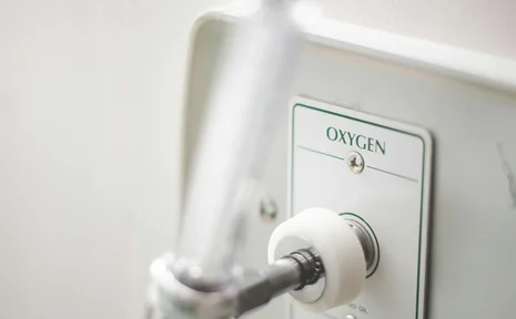 AINS Colloquium: Perioperative Oxygen Therapy - Radical, Liberal, Conservative - which current is the right one? (Photo: Stephen Cant Andrews | pexels) Symbolic image of oxygen supply